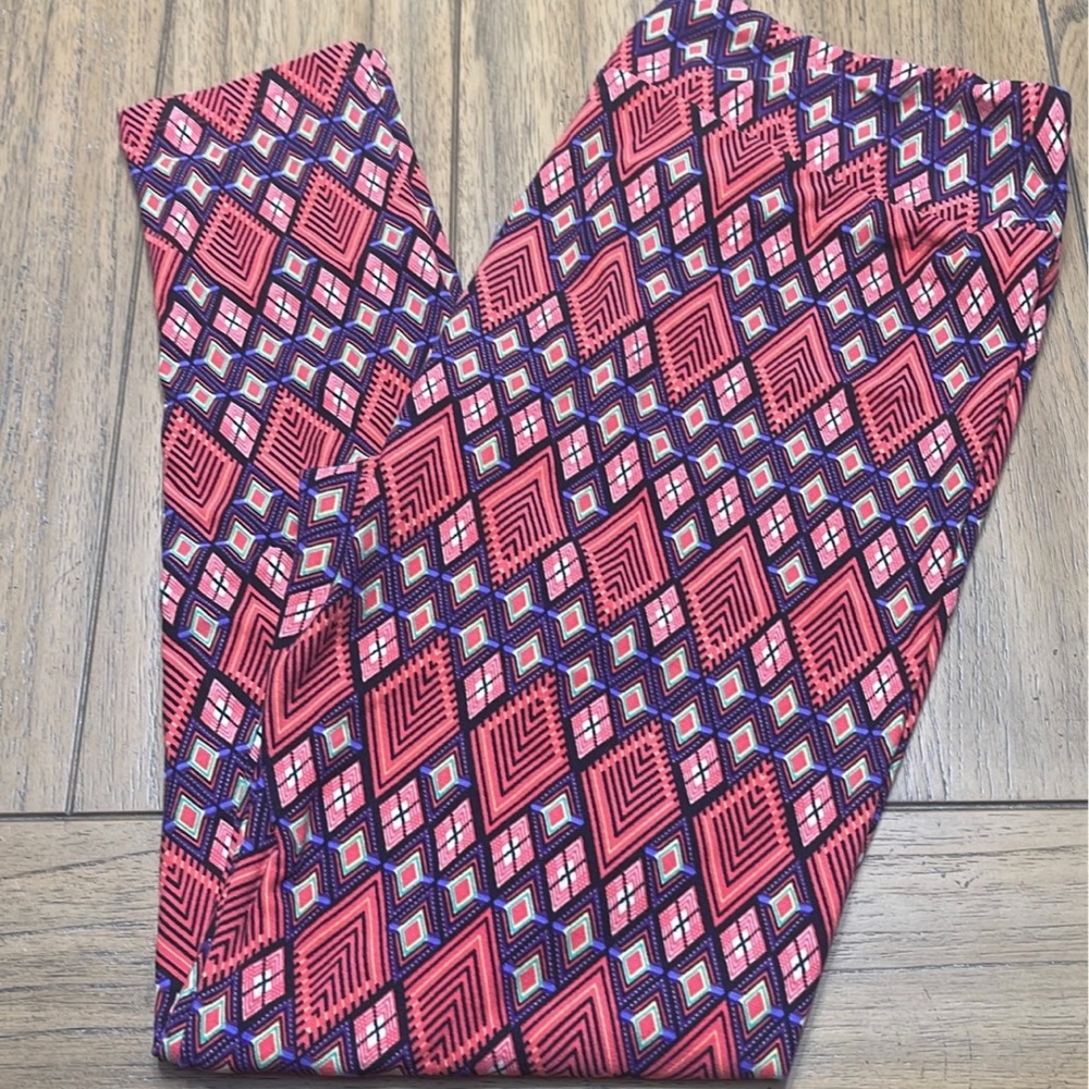 Lularoe Leggings Salmon Pink Geo Print - TC Tall & Curvy